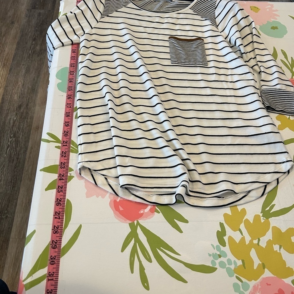Pink Clover Haylee Front Pocket Raglan Knit Top
White S - Picture 5 of 6